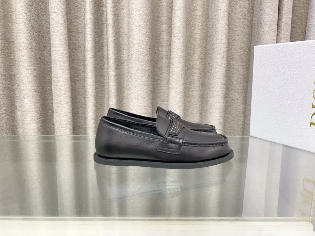 👟👟Ex-factory price 660👟👟 25Ss new Dior Boy loafers This Dior Boy loafer is a new product in the 2024 winter ready-to-wear series. It incorporates Dior's extraordinary craftsmanship and reinterprets the classic loafer design. Crafted from materials including suede and lambskin, it's enhanced with an integrated white fur lining and features a gold-tone Christian Dior Paris signature on the front leather tab. Paired with rubber soles, soft and comfortable. Upper: cowhide, inner padding: comfortable sheepskin, sole: rubber sole, size: 35-39 (40 customized, non-refundable)